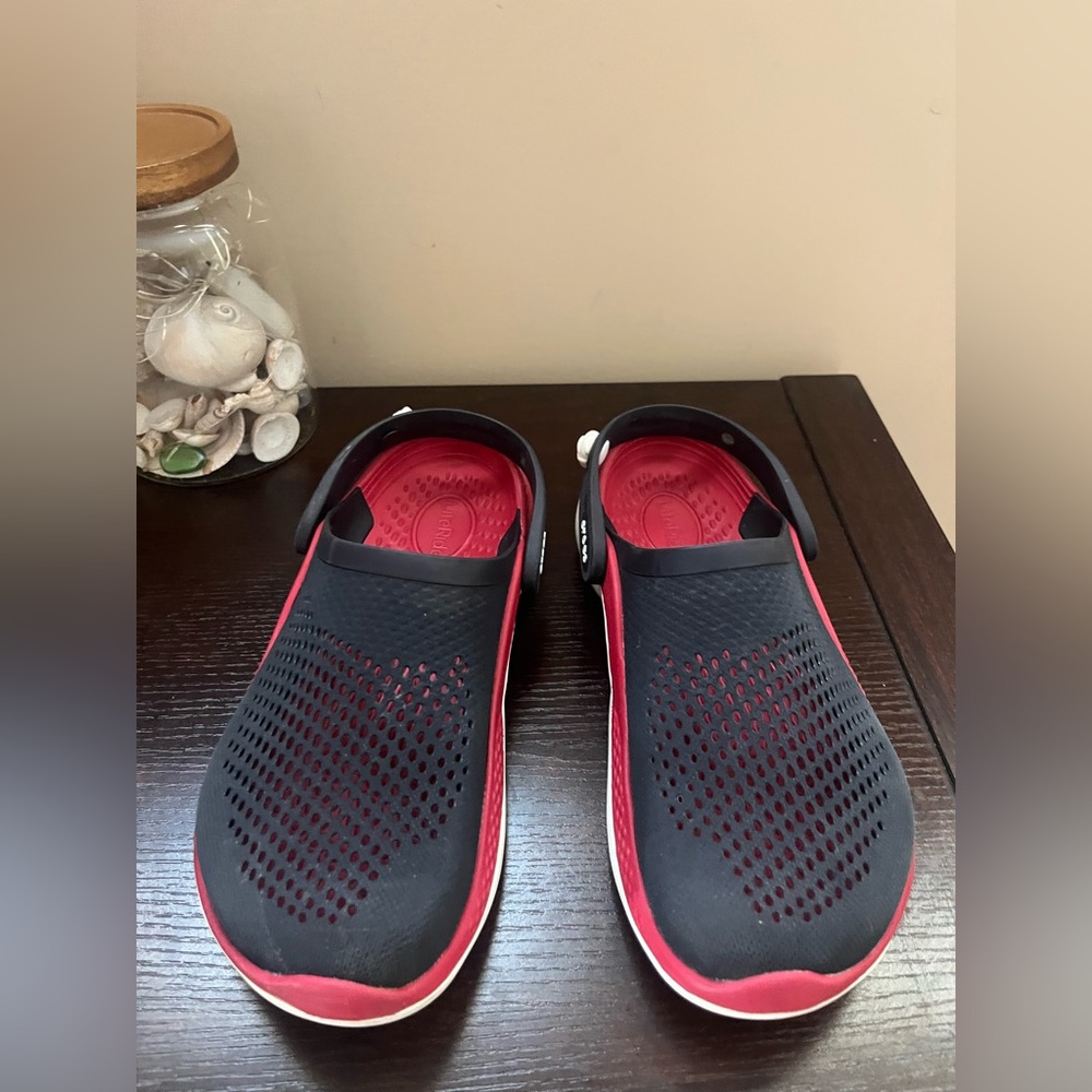 CROCS Unisex Navy and Red Slip-On Clogs size 6 Men and 8 Women